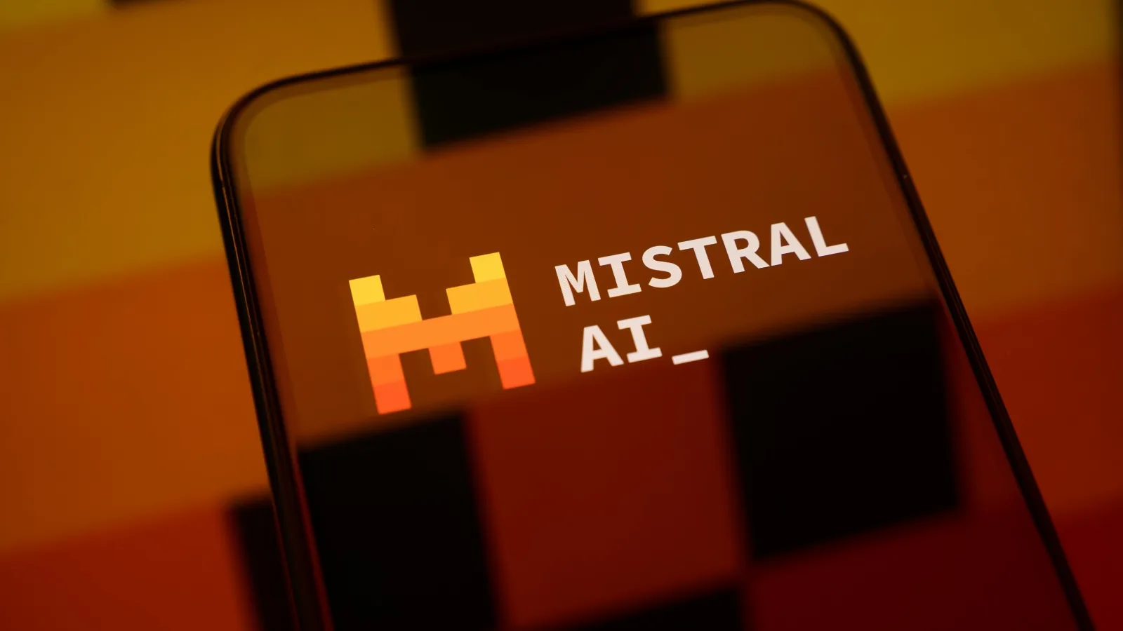 MISTRAL INVESTIT DES MILLIONS POUR RACHETER…UNE BOITE DE PUB