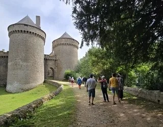 REPORTAGE. CE CHÂTEAU FORT EN MAYENNE, TOUJOURS HABITÉ, N’A PRESQUE PAS CHANGÉ DEPUIS LE MOYEN ÂGE