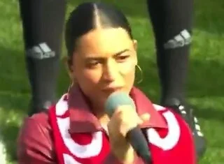 SCANDALE AVANT UN MATCH DU CANADA : UNE CHANTEUSE STAR OUBLIE LES PAROLES DE L’HYMNE NATIONAL