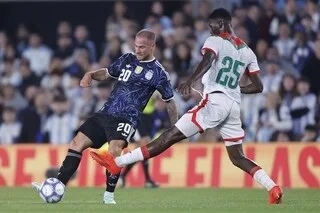 L’ARGENTINE ÉCRASE EN AMICAL UNE ÉQUIPE DU BURKINA FASO COMPLÈTEMENT DÉCALÉE APRÈS SON ARRIVÉE TARDIVE