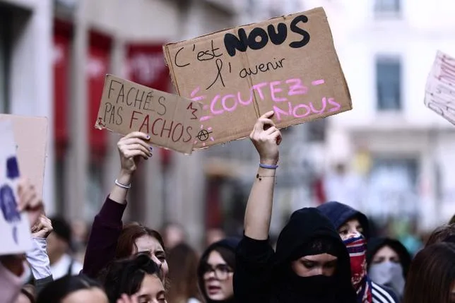 POURQUOI LA COLÈRE DE SES LYCÉENS DEVRAIT INQUIÉTER LA FRANCE