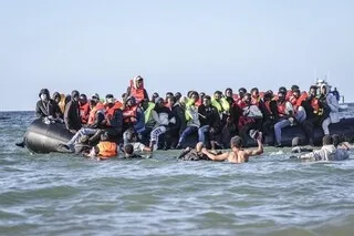 RÉCIT. DES DIZAINES DE MIGRANTS ENTASSÉS SUR UNE EMBARCATION DE FORTUNE PENDANT DES HEURES AU LARGE DU CALVADOS
