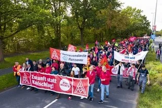 « LE MODÈLE INDUSTRIEL S’ÉCROULE » : EN ALLEMAGNE, LA CRISE ÉCONOMIQUE NOURRIT L’EXTRÊME DROITE