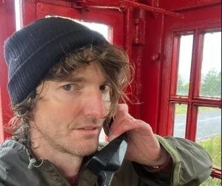 POUR ÉVITER QUE LA LIGNE NE SOIT COUPÉE, IL TENTE DE SAUVER DES CABINES TÉLÉPHONIQUE ISOLÉES… EN APPELANT DES INCONNUS