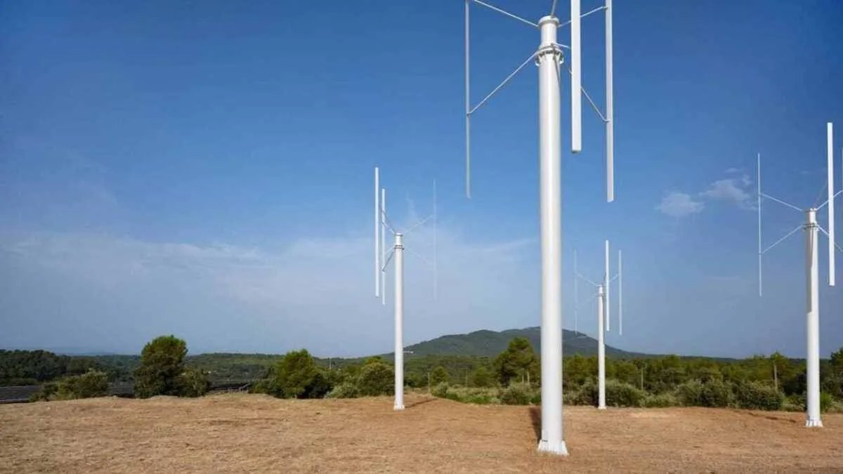 CETTE ÉOLIENNE FRANÇAISE DE 12 MÈTRES RESSEMBLE À UNE ANTENNE 5G, ET C’EST FAIT EXPRÈS