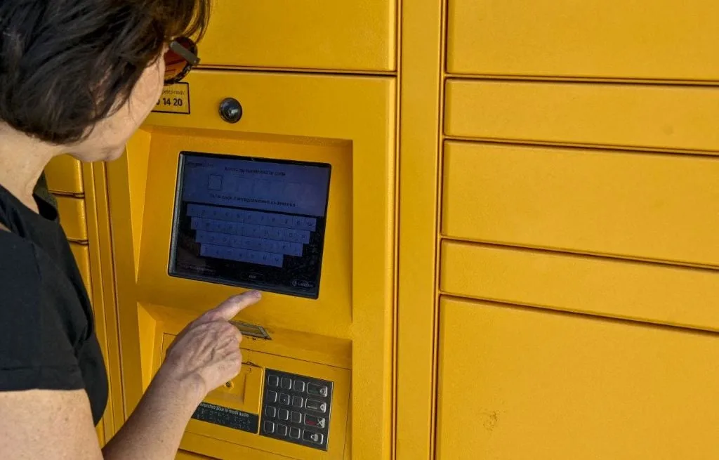 FACE À LA COLÈRE DES LIBRAIRES, AMAZON RENONCE À LIVRER GRATUITEMENT DES LIVRES EN CASIERS AUTOMATIQUES