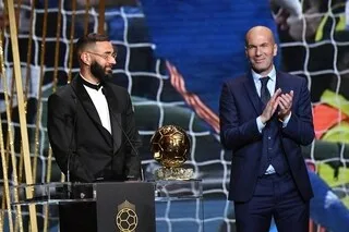 ÉQUIPE DE FRANCE. « IL A UN CERTAIN ÂGE » : ZINÉDINE ZIDANE FERME POUR L’INSTANT LA PORTE À KARIM BENZEMA