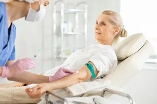 PRISE DE SANG POUR DÉTERMINER LE RISQUE DE DÉVELOPPER ALZHEIMER : QUELS SONT LES RISQUES ?