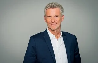 « ON A D’AUTRES IDÉES » : , DENIS BROGNIART RÉPOND AUX CRITIQUES DE CLAUDE DARTOIS SUR L’ÎLE DES BANNIS DE « KOH-LANTA »