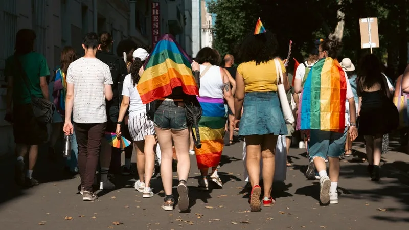 MARCHE DES FIERTÉS: À SIX MOIS DE LA PRÉSIDENTIELLE, L’AUTORISATION DE LA GPA EN FRANCE TOUJOURS DANS LE DÉBAT