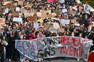 BLOCUS DES LYCÉES : 4 % DES ÉTABLISSEMENTS FERMÉS CE VENDREDI, DE NOMBREUSES UNIVERSITÉS BLOQUÉES