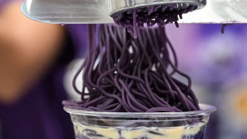 CETTE RACINE VIOLETTE EN POUDRE EST VUE COMME LE « NOUVEAU MATCHA »: FACE À L’ENGOUEMENT MONDIAL POUR L’UBE, SES PRODUCTEURS AUX PHILIPPINES PEINENT À SUIVRE LA DEMANDE
