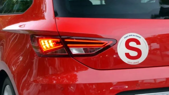 C’EST QUOI CET AUTOCOLLANT « S » APPOSÉ SUR CERTAINES VOITURES ET EST-IL OBLIGATOIRE?