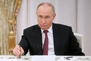 GUERRE EN UKRAINE : DONALD TRUMP PROMULGUE UNE LOI IMPOSANT DE NOUVELLES SANCTIONS CONTRE LA RUSSIE