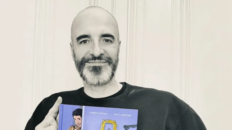 « ‘FRIENDS’ AURAIT PU NE JAMAIS VOIR LE JOUR »: LAURENT HOPMAN RACONTE LES COULISSES MÉCONNUES DE LA SITCOM DANS UNE BANDE DESSINÉE