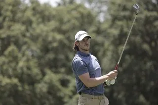 GOLF : GARETH BALE MANQUE COMPLÈTEMENT SON COUP, SA BALLE FINIT… SUR LE TOIT D’UN RESTAURANT