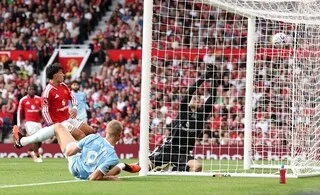 APRÈS LA POLÉMIQUE DANS LE DERBY DE MANCHESTER, « UNE ERREUR DE JUGEMENT » ADMISE PAR LES RESPONSABLES DE L’ARBITRAGE