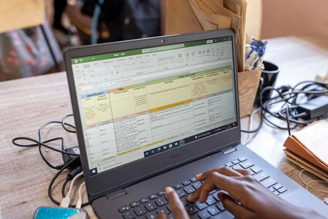 AU KENYA, LE DÉSARROI DES TRAVAILLEURS DES “USINES À DISSERTATIONS”, REMPLACÉS PAR L’IA