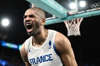 COMMENTAIRE. NICOLAS BATUM TIRE SA RÉVÉRENCE, LE GAMIN NORMAND DISCRET EST DEVENU UNE RÉFÉRENCE AVEC LES BLEUS ET EN NBA