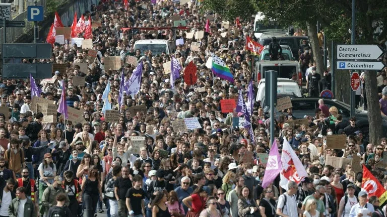 COLÈRE LYCÉENNE: UNE ENQUÊTE ADMINISTRATIVE OUVERTE APRÈS LA VIDÉO D’UNE VOITURE DE POLICE QUI FONCE VERS LES MANIFESTANTS À DUNKERQUE