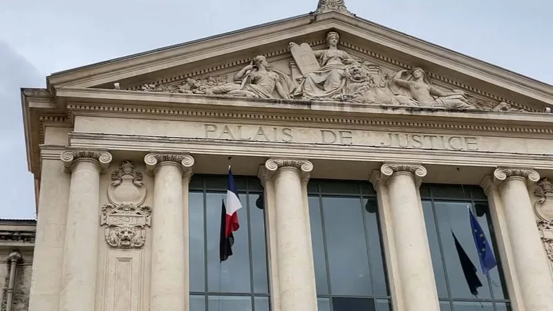 LE CORPS D’UNE FEMME « DISSIMULÉ SOUS DES SACS PLASTIQUES » DÉCOUVERT LORS D’UN CONTRÔLE DOUANIER, UNE ENQUÊTE OUVERTE POUR « MEURTRE SUR EX-CONJOINT »