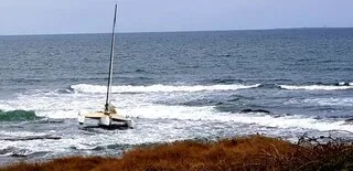 UN VOILIER S’EST ÉCHOUÉ SUR LES ROCHERS AUX ABORDS DE PRÉFAILLES, SUR LA CÔTE DE LOIRE-ATLANTIQUE