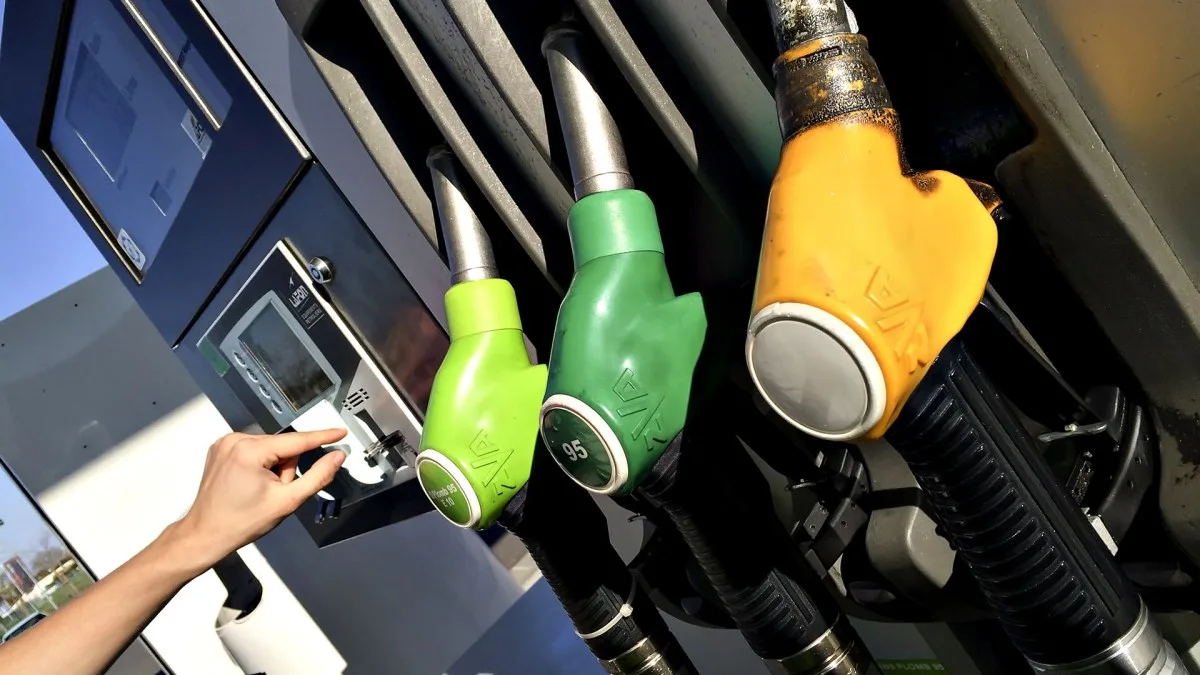 CES POLITIQUES PRÊTS À SACRIFIER LA VOITURE ÉLECTRIQUE POUR QUELQUES CENTIMES À LA POMPE