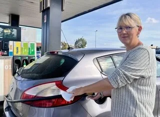 « ON NE VA PLUS AU CINÉMA, NI FAIRE DU SHOPPING » : FACE AU PRIX DU CARBURANT, LES AUTOMOBILISTES ADAPTENT LEUR BUDGET