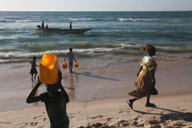“LA MER EST NOTRE TERRE” : AU SÉNÉGAL, LE PEUPLE DE L’EAU OBSERVE L’INÉLUCTABLE ÉROSION CÔTIÈRE