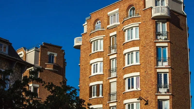 LES CONDITIONS D’EMPRUNT SE TENDENT POUR ACHETER UN LOGEMENT: PAS LE CHOIX, LES VENDEURS SE RÉSOLVENT À AJUSTER LEUR PRIX DE VENTE ET CONSENTENT À DES BAISSES DE PRESQUE 5%