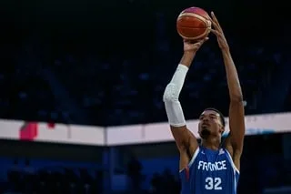 BLOCUS DES LYCÉES : VICTOR WEMBANYAMA, LA STAR DU BASKET, « AIMERAIT TROP » ALLER MANIFESTER