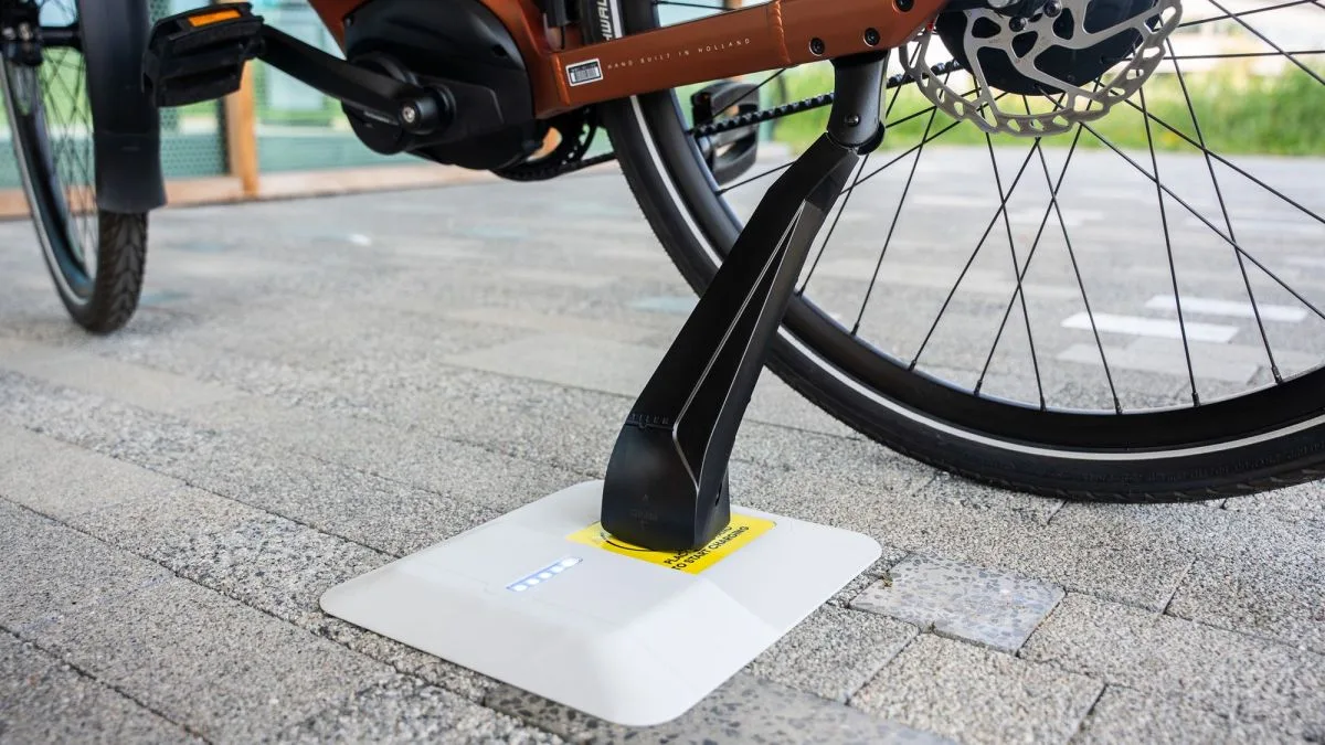APRÈS AVOIR FRÔLÉ LA FAILLITE, CETTE RECHARGE SANS FIL POUR VÉLO ÉLECTRIQUE DÉBARQUE SUR LE MARCHÉ