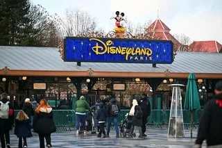 LES ENFANTS PICKPOCKETS À DISNEYLAND ET PARIS RAPPORTAIENT ENVIRON 25 000 € PAR JOUR : UN CLAN BOSNIEN DEVANT LA JUSTICE