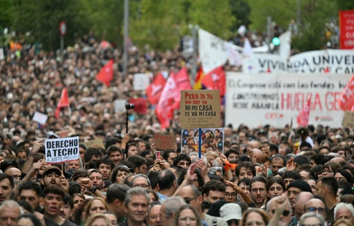 ESPAGNE : DES CENTAINES DE MILLIERS DE MANIFESTANTS CONTRE LA CRISE DU LOGEMENT, APRÈS LE REJET DES MESURES DE SANCHEZ