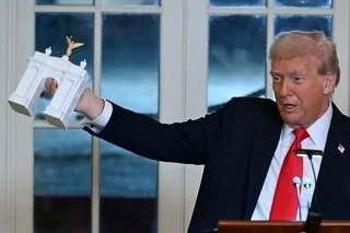 DRONES, TIREURS D’ÉLITE… DONALD TRUMP VEUT FAIRE DE SON ARC DE TRIOMPHE UN POSTE MILITAIRE
