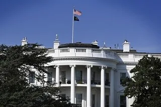 LES MÉDIAS CNN, MS NOW, POLITICO ANNONCENT POURSUIVRE L’ADMINISTRATION TRUMP APRÈS LEUR EXCLUSION DE LA MAISON BLANCHE