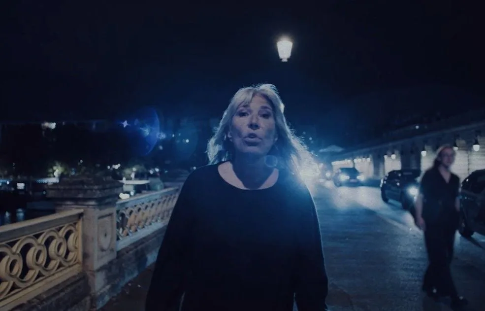 « ON A FAIT ÇA À L’ARRACHE »… ZAZIE RÉVÈLE LES SECRETS DE SON CLIP EN PLAN-SÉQUENCE DE « LA MÊME HISTOIRE »