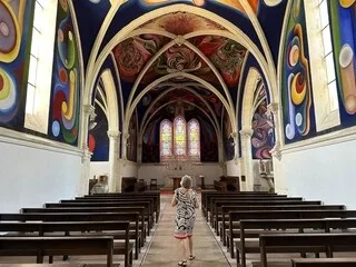 COMMENT L’ÉTONNANTE FRESQUE COSMIQUE D’UN PEINTRE BOLIVIEN A FAIT DE CETTE ÉGLISE FRANÇAISE UN LIEU UNIQUE EN SON GENRE