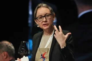 PORTRAIT. PASCALINE LEPELTIER POSTULE AU TITRE DE MEILLEURE SOMMELIÈRE DU MONDE