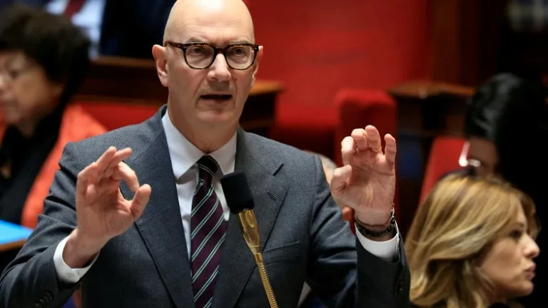 « J’ÉMETS DES OBLIGATIONS TOUTES LES DEUX SEMAINES, AUCUN PROBLÈME »: ROLAND LESCURE VA SUR LA BBC POUR CALMER LA NERVOSITÉ DES MARCHÉS SUR LA DETTE FRANÇAISE