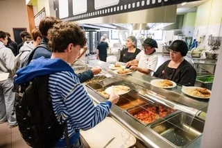 LES PERSONNELS DU CROUS EN GRÈVE POUR DÉNONCER LES CADENCES « INFERNALES » AVEC LA GÉNÉRALISATION DU REPAS À 1 €