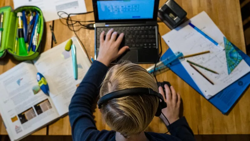 « UNE COURSE À L’ARMEMENT TECHNOLOGIQUE »: FACE À LA TRICHE À L’IA, LES UNIVERSITÉS AMÉRICAINES CHERCHENT ENCORE LA BONNE RÉPONSE
