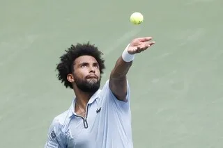 « C’EST BIEN D’ÊTRE ENTHOUSIASTE, MAIS… » : YANNICK NOAH VOIT ARTHUR FILS ALLER ENCORE PLUS HAUT MAIS LE MET EN GARDE