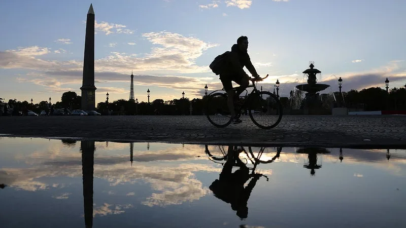 C’EST UNE RECETTE MIRACLE CONTRE L’ABSENTÉISME: ALLER AU TRAVAIL À VÉLO FAIT BAISSER LES ARRÊTS MALADIE DE 10% DANS LES ENTREPRISES ET CHAQUE KILOMÈTRE PÉDALÉ FAIT GAGNER 1 EURO DE COÛT SOCIAL