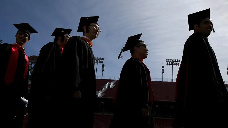 « QUAND JE VAIS DANS LES LYCÉES, JE SUIS UNE ROCK STAR »: AUX ÉTATS-UNIS, NE PAS AVOIR FAIT D’ÉTUDES SUPÉRIEURES A RAREMENT ÉTÉ AUSSI FAVORABLE POUR TROUVER UN EMPLOI