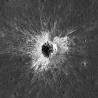ÇA N’ARRIVE « QU’UNE FOIS PAR SIÈCLE » : UN CRATÈRE DE 222 M DÉCOUVERT À LA SURFACE DE LA LUNE PAR LA NASA