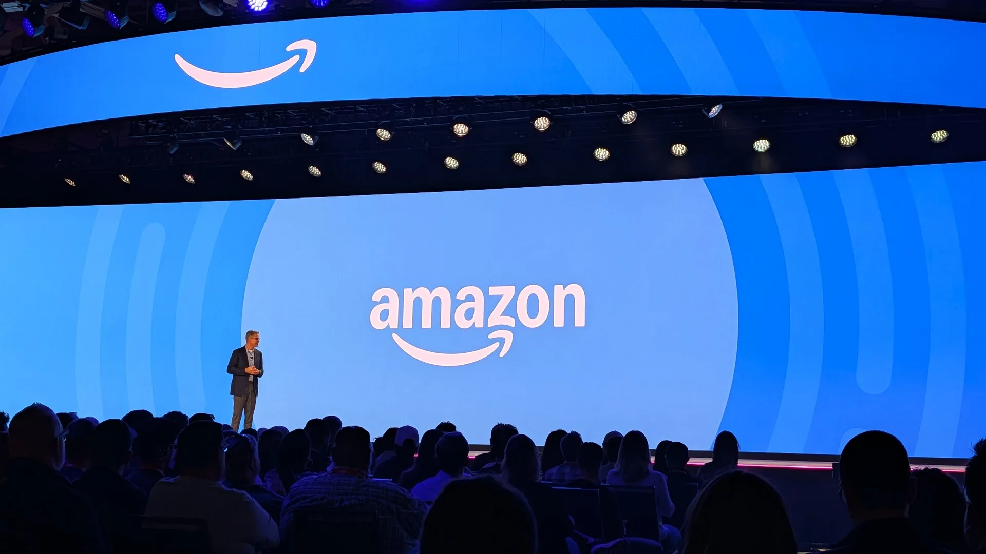 AMAZON A DÉMARRÉ AVEC DES LIVRES À UN CENTIME, VINGT ANS PLUS TARD SON SERVICE LOGISTIQUE A LIVRÉ 80 MILLIARDS D’ARTICLES