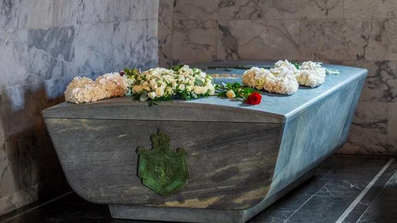 UN SARCOPHAGE INSPIRÉ DES VIKINGS ET QUI ABSORBE DU CO2 POUR FEU LE ROI HARALD V DE NORVÈGE