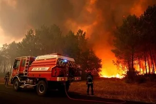 FEUX DE FORÊT : UN DÉPARTEMENT EN VIGILANCE ROUGE JEUDI 23 SEPTEMBRE, UN NIVEAU DE DANGER JAMAIS ATTEINT SI TARDIVEMENT