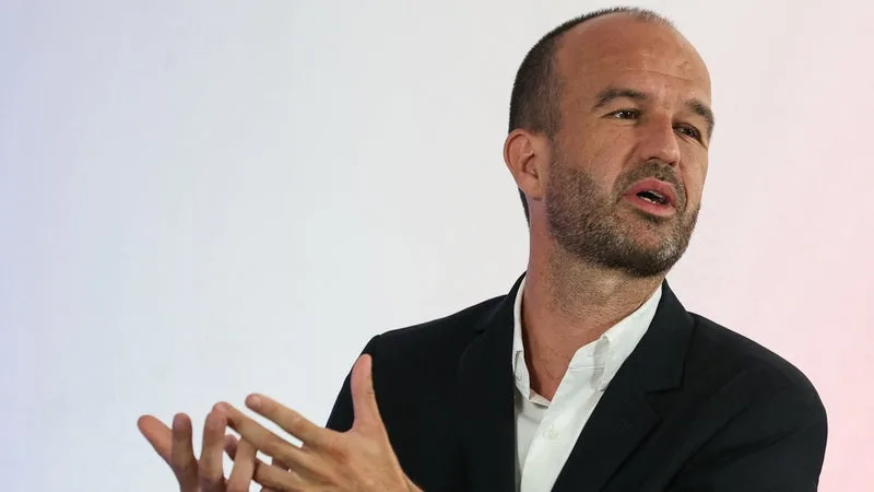 « L’HYPOTHÈSE EST SUR LA TABLE »: MANUEL BOMPARD N’EXCLUT PAS DE DÉPOSER UNE MOTION DE CENSURE CONTRE LE GOUVERNEMENT SUR LA MOBILISATION DES LYCÉENS